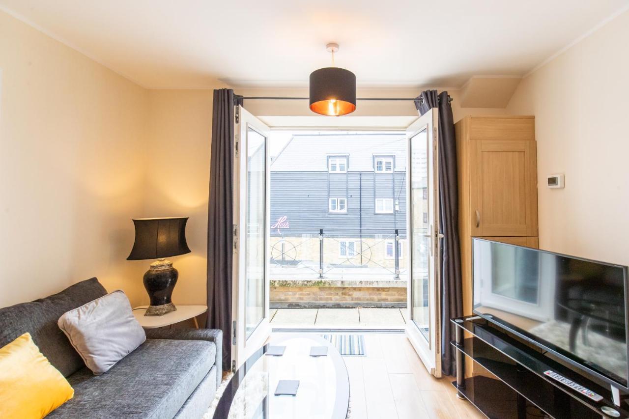 1-Bedroom Apartment With Balcony, Ходдесдон Экстерьер фото