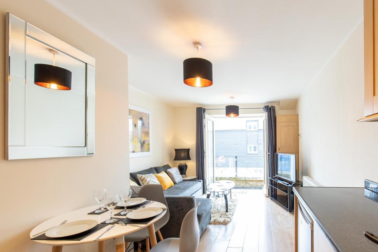 1-Bedroom Apartment With Balcony, Ходдесдон Экстерьер фото