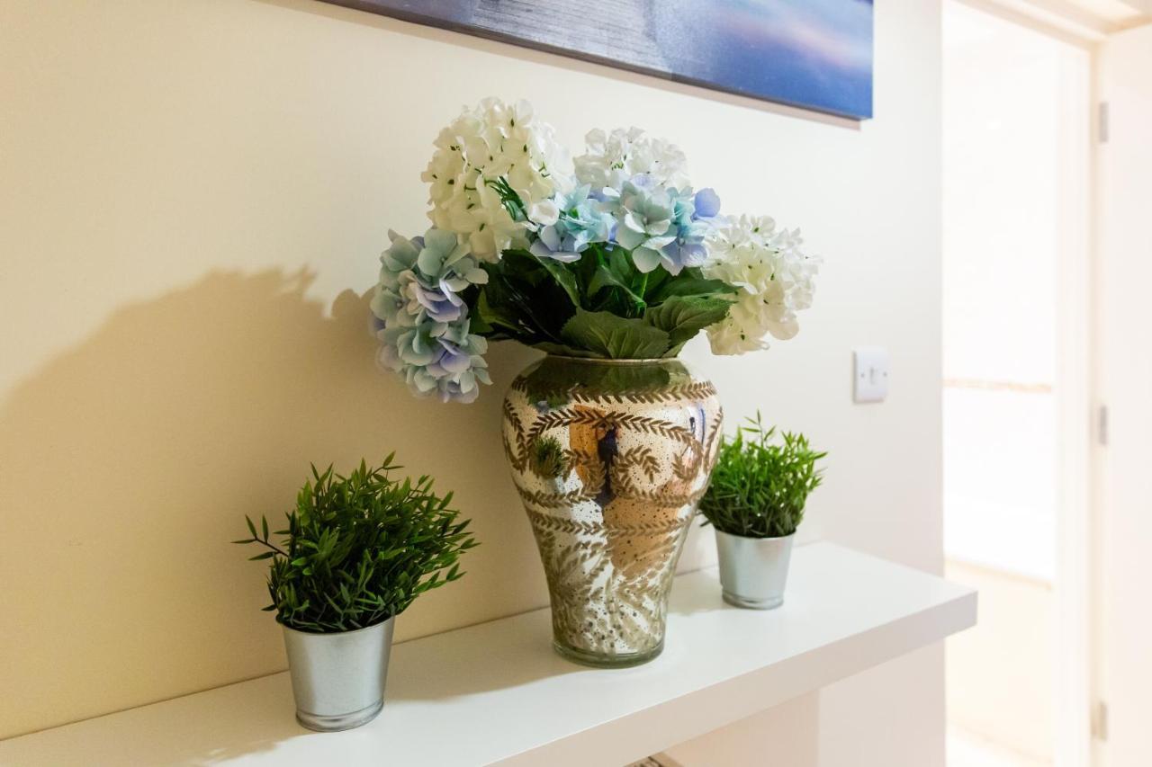1-Bedroom Apartment With Balcony, Ходдесдон Экстерьер фото
