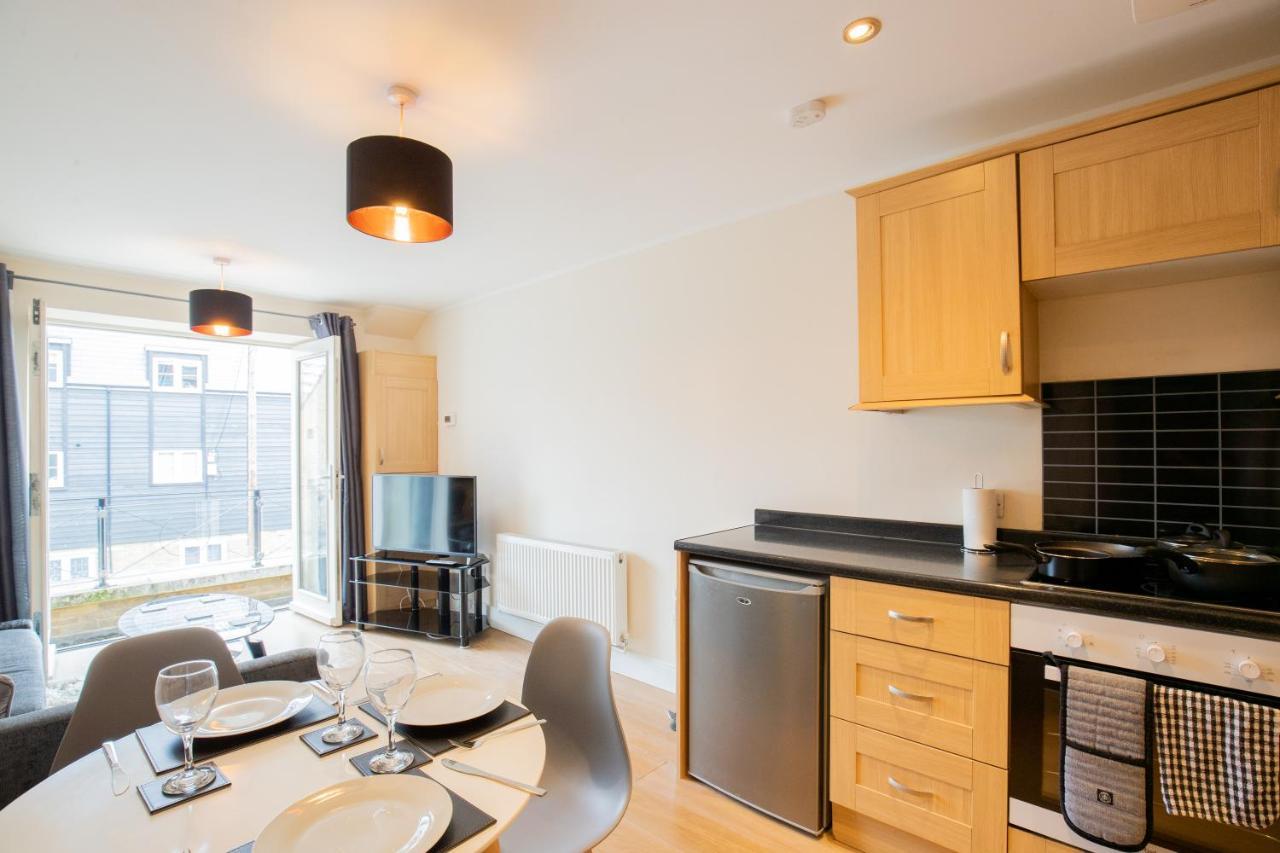 1-Bedroom Apartment With Balcony, Ходдесдон Экстерьер фото