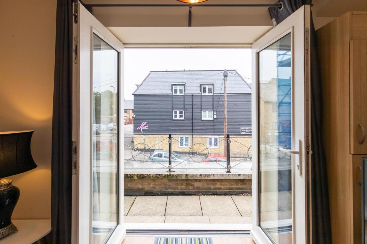 1-Bedroom Apartment With Balcony, Ходдесдон Экстерьер фото