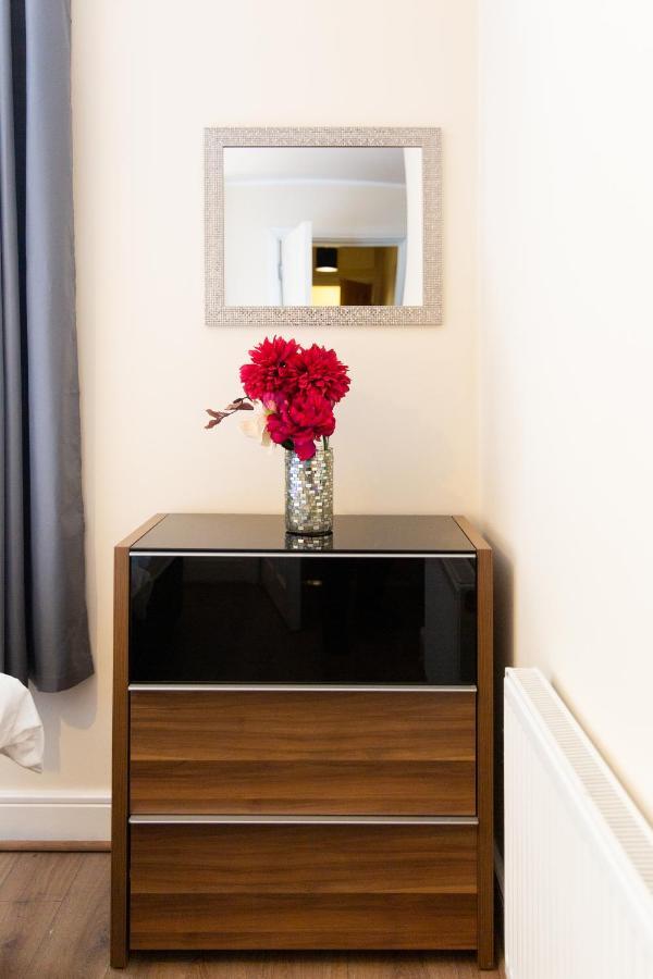 1-Bedroom Apartment With Balcony, Ходдесдон Экстерьер фото