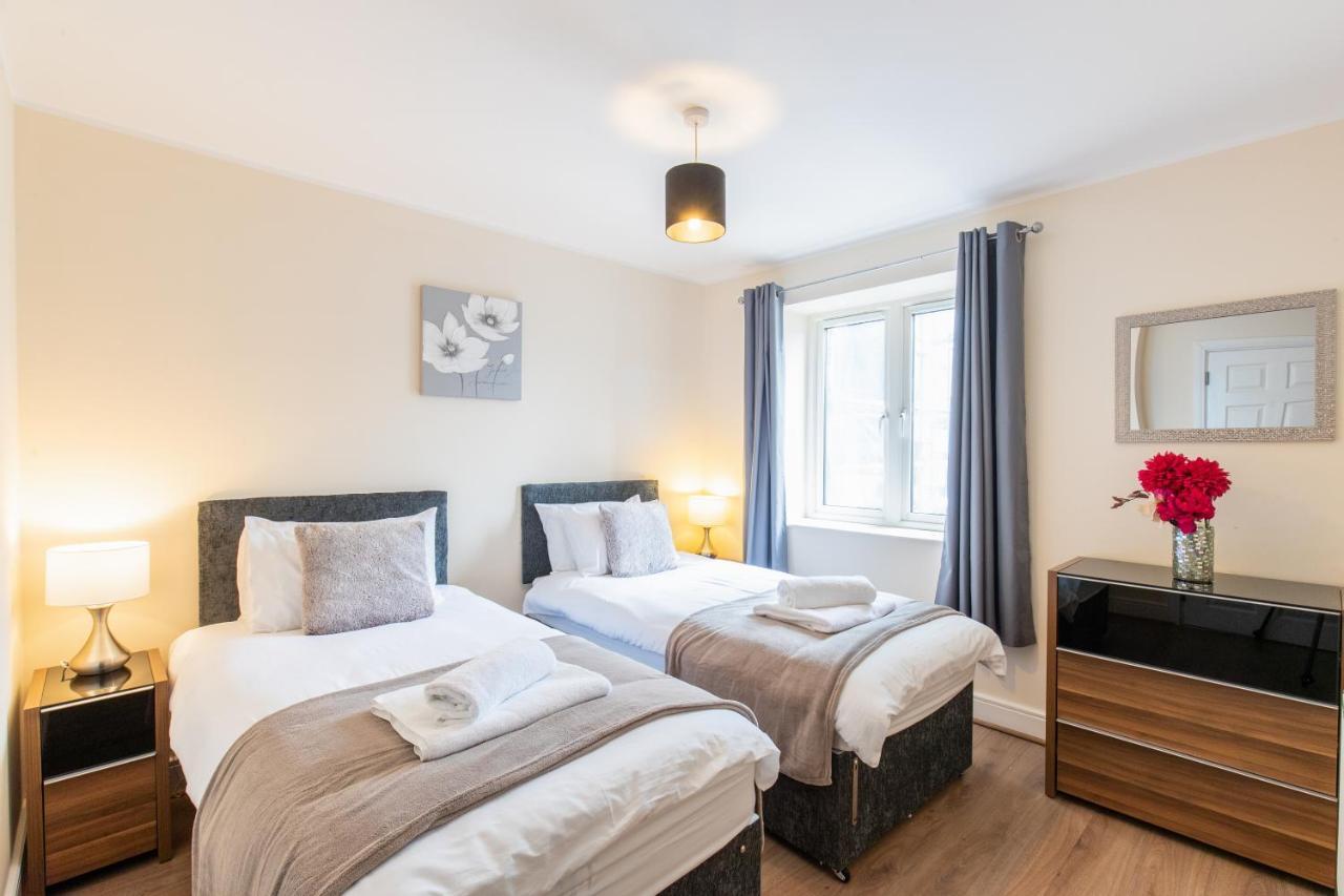 1-Bedroom Apartment With Balcony, Ходдесдон Экстерьер фото
