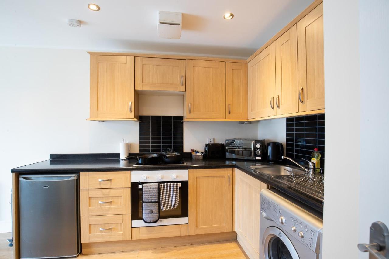 1-Bedroom Apartment With Balcony, Ходдесдон Экстерьер фото
