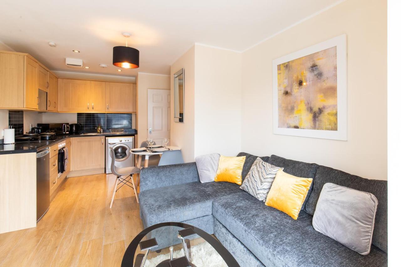 1-Bedroom Apartment With Balcony, Ходдесдон Экстерьер фото