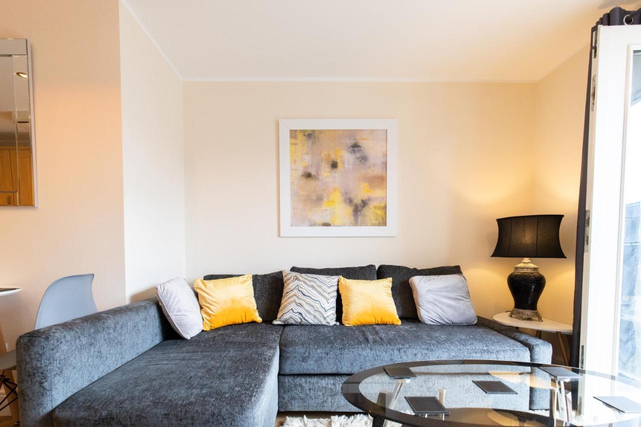 1-Bedroom Apartment With Balcony, Ходдесдон Экстерьер фото