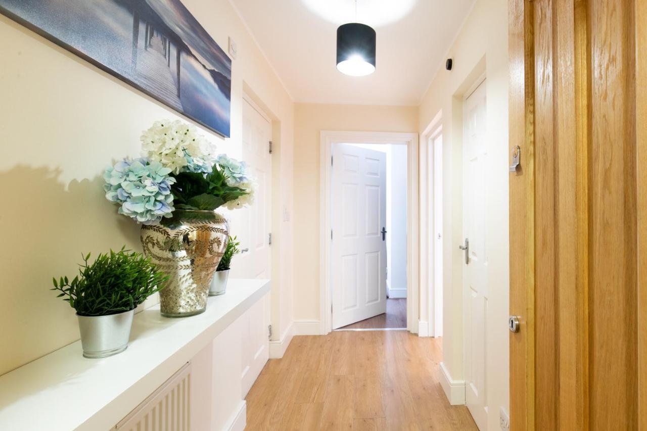 1-Bedroom Apartment With Balcony, Ходдесдон Экстерьер фото
